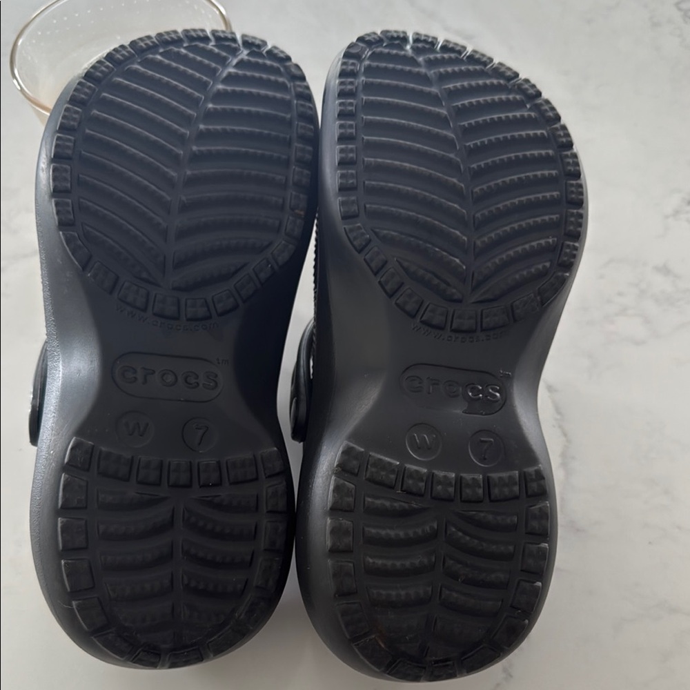 CROCS Black Sandals with Textured Sole and Ventilation